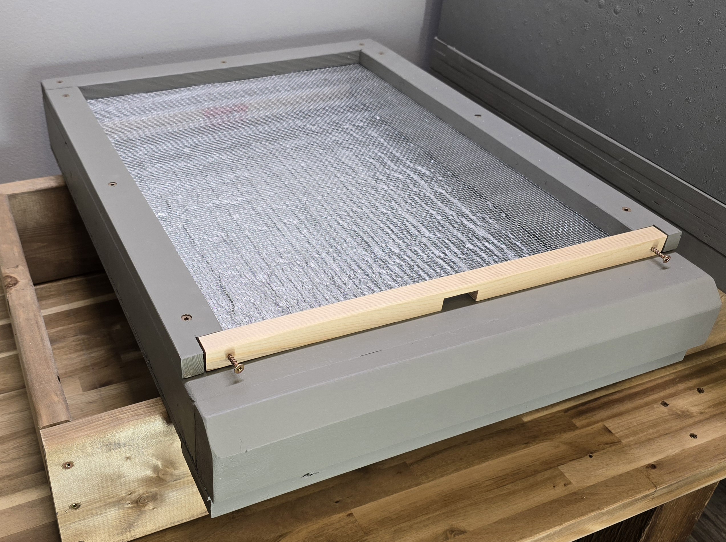 Screened bottom board